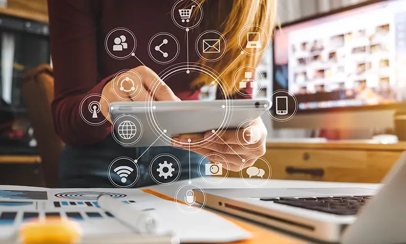 Mujer con tableta e iconos