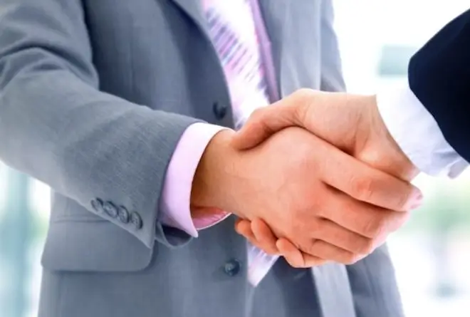 Socios estrechando manos