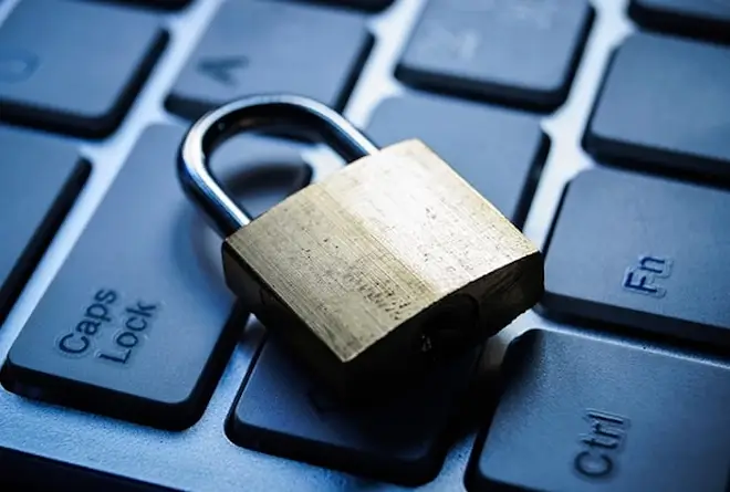 Representación de ciberseguridad con candado en laptop