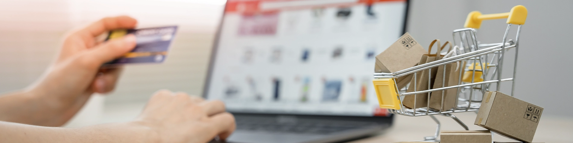 Persona agarrando chip de IA