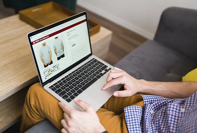 Persona seleccionando colores de camiseta