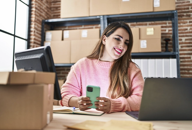 Mujer viendo compras en iPhone y computadora
