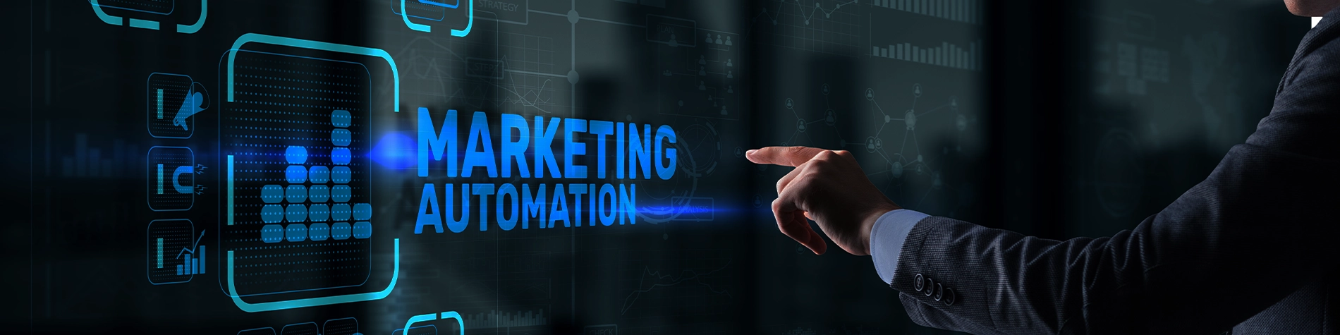 Persona haciendo automatización de marketing marketing