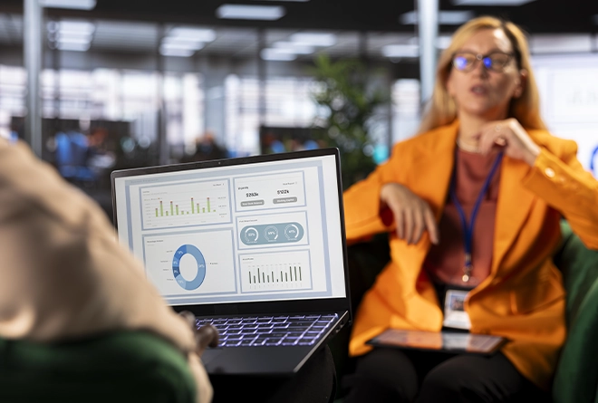 Mujer explicando resultados de proyecto