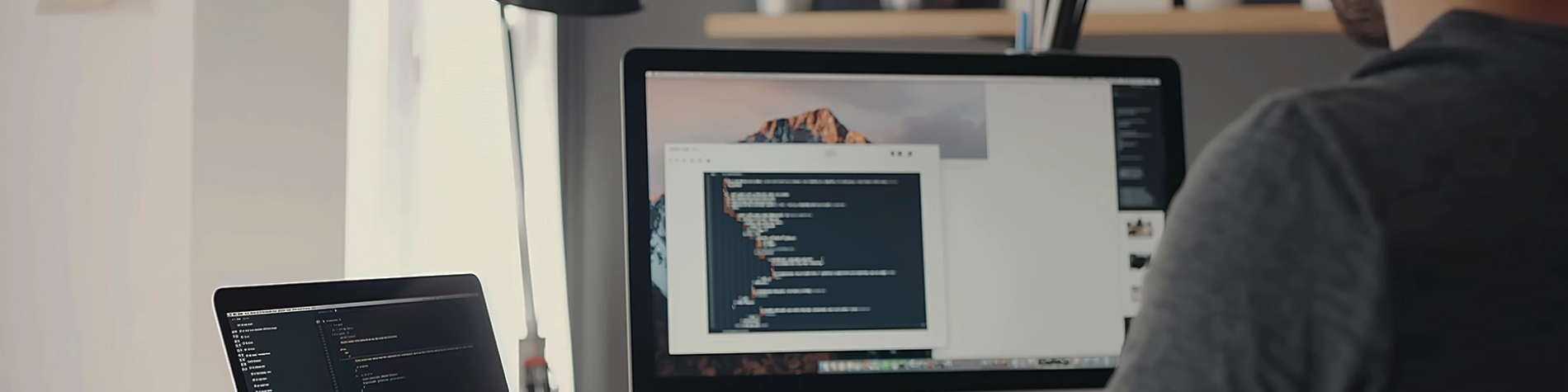 Persona agarrando chip de IA