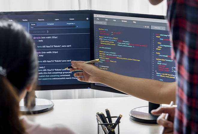 Personas revisando código