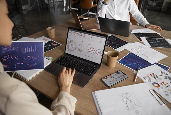 Persona revisando gráficas