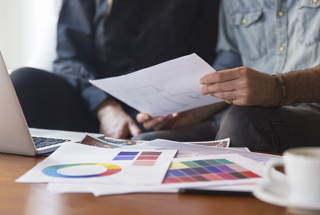 Personas revisando planos y colores