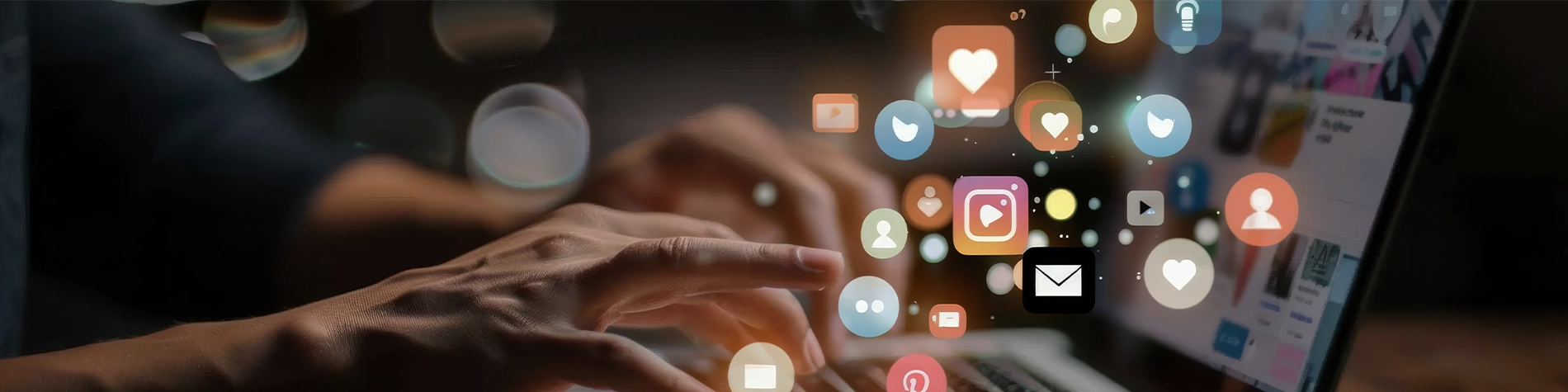 Persona escribiendo en su laptop mientras aparecen iconos de redes sociales