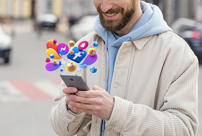 Persona revisando sus redes sociales desde su teléfono