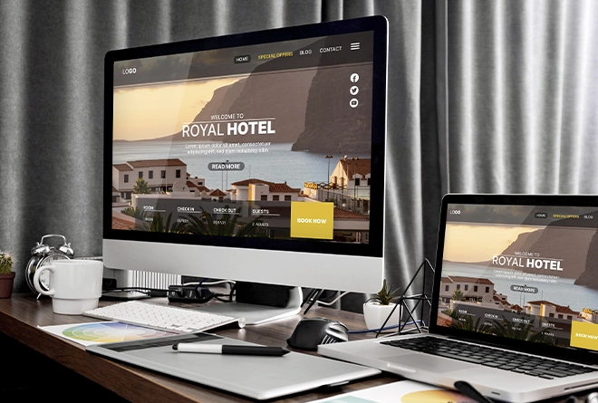 Persona visitando una página de un hotel