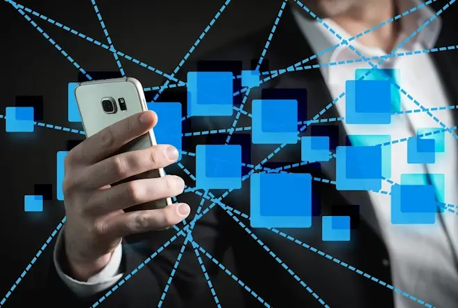 Persona conversando con una IA