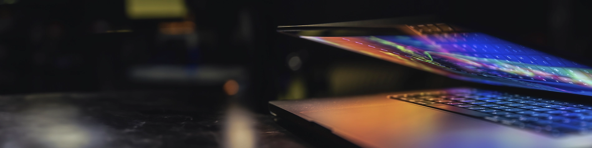 Persona abriendo laptop