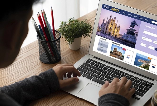 Persona entrando a un sitio de agencias de viajes