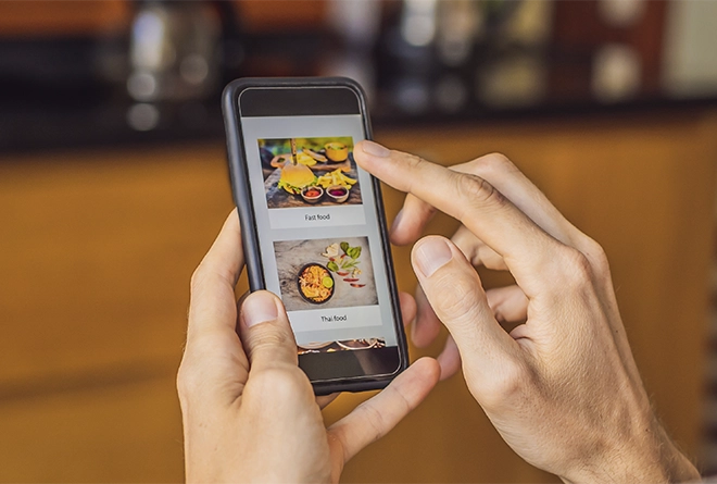 Persona revisando opciones de comida