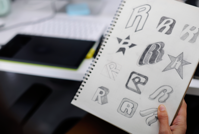 Persona con un libro de rebranding