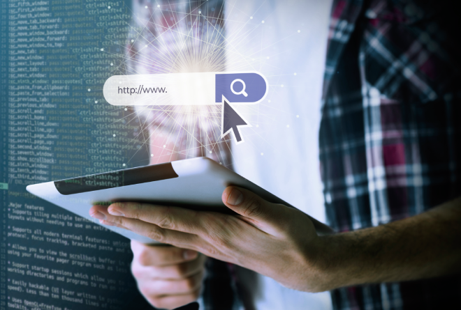 Persona con buscando un sitio web