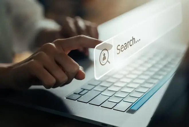 Persona procesando una compra en línea