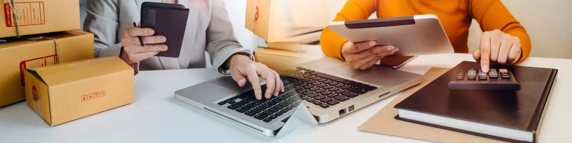 Dos personas trabajando en distintas computadoras