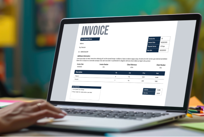 Persona leyendo un invoice desde su computadora