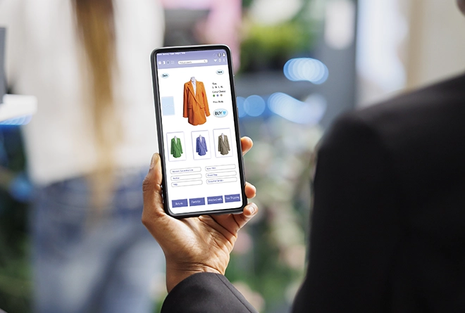 Persona revisando vestidos en e-commerce