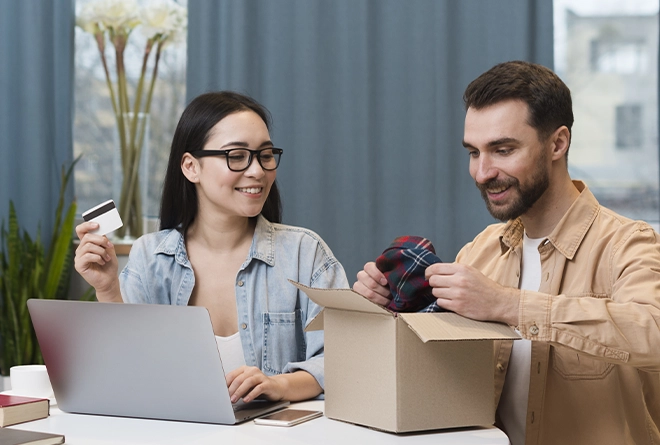 Personas revisando compras