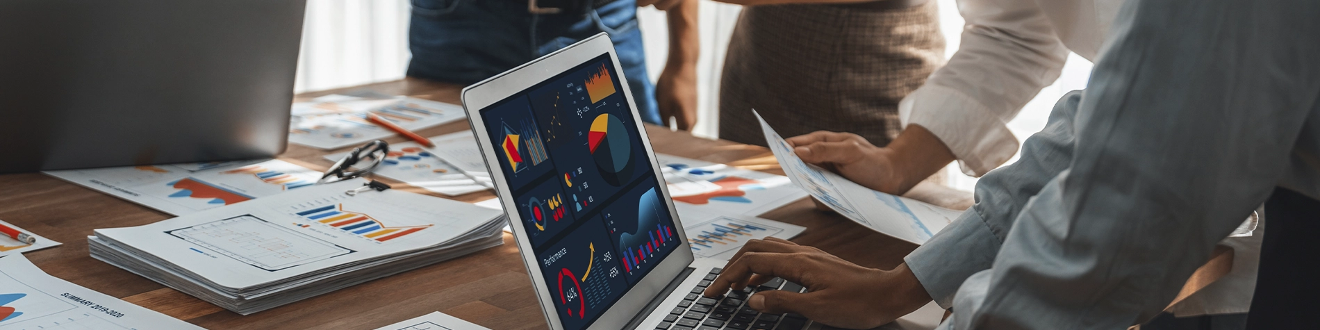 Persona agarrando chip de IA