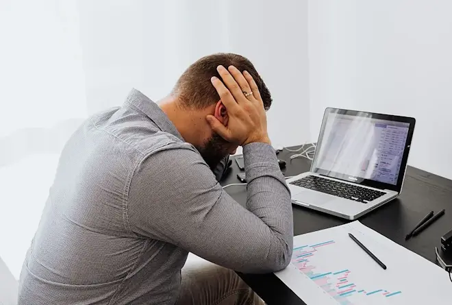 Persona realizando busqueda en internet