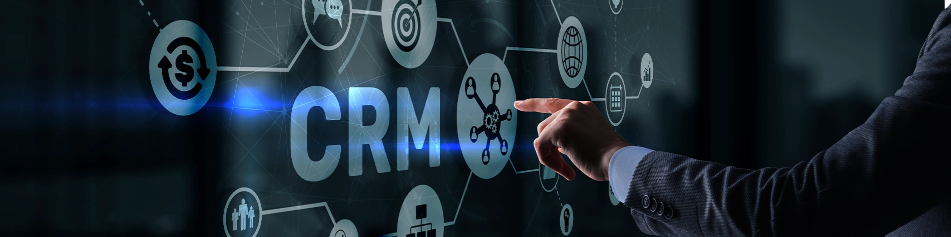 Persona registrando sistema de CRM