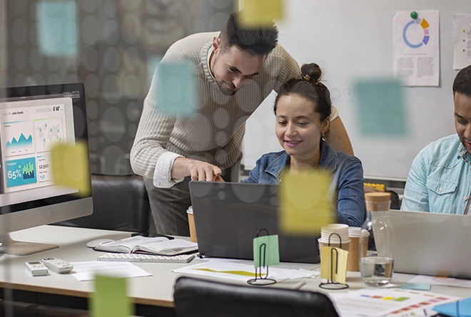 Personas trabajando en una estrategia de marketing