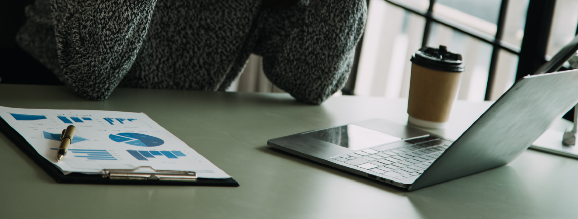 Persona abriendo laptop