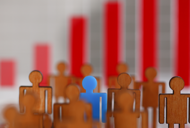 Persona entrando a un sitio de agencias de viajes