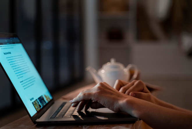 Persona revisando opciones de comida