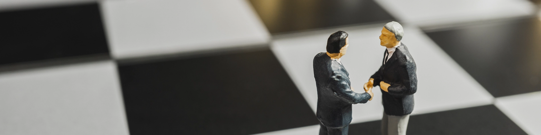 Persona agarrando chip de IA