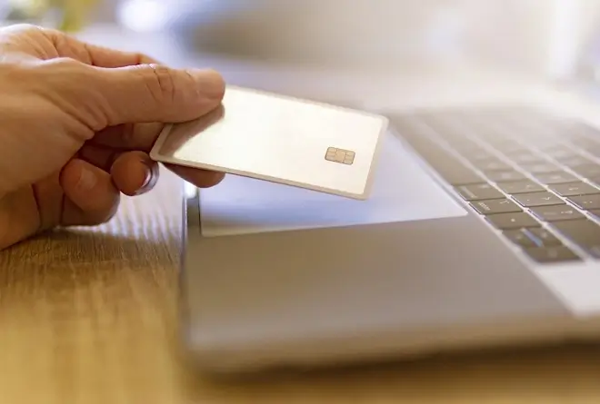 Persona realizando busqueda en internet