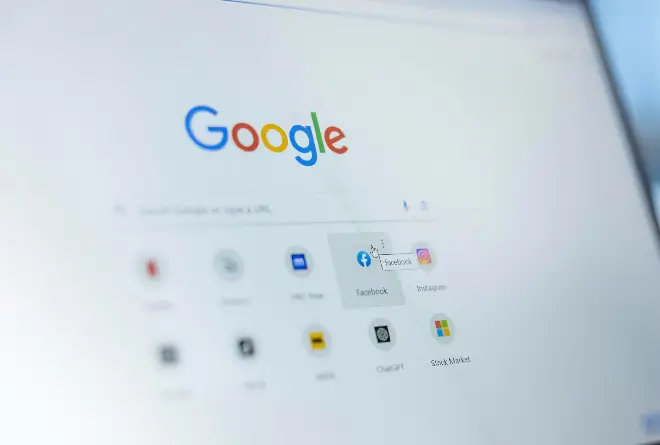 Computadora con logo de Google abierto