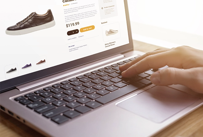 Persona comprando zapatos en línea