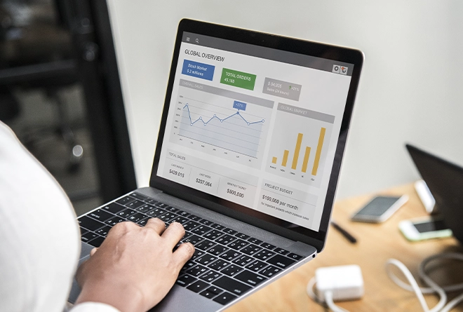 Personas trabajando en una estrategia de e-commerce