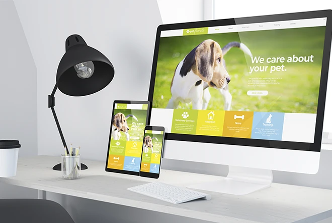 Oficina con computadora, celular y tablet