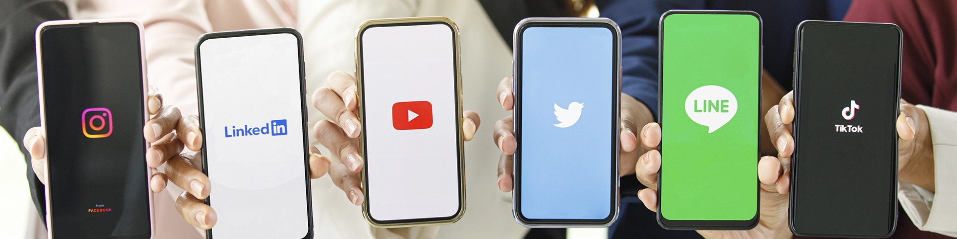 Persona agarrando chip de IA