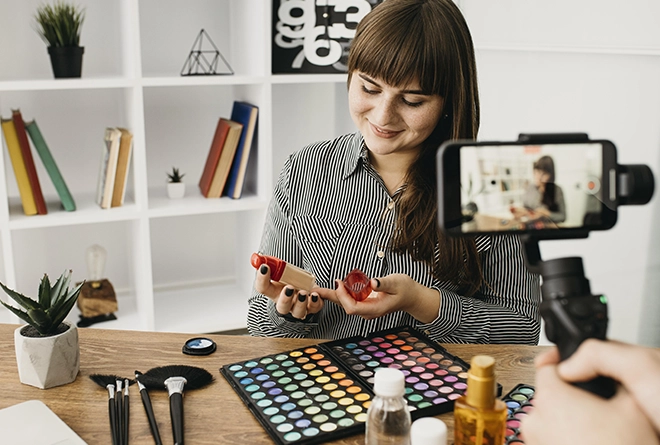 Mujer grabando video sobre colores