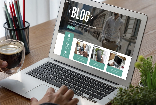 Persona escribiendo de un blog