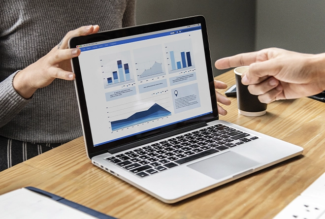 Personas revisando el desempeño de un sitio con gráficos