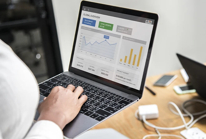 Persona usando su laptop