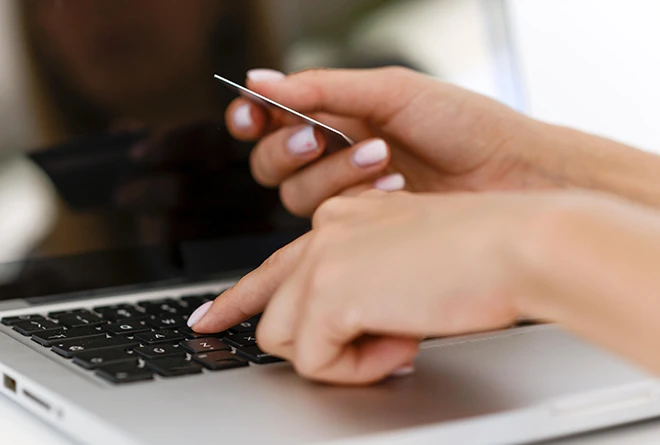 Persona tecleando en su laptop