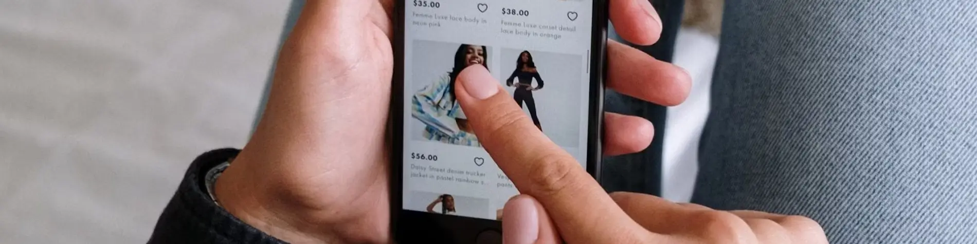 Consumidor mexicano comprando desde su smartphone en una tienda en línea