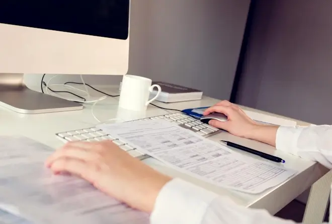 Cliente B2B descargando su factura desde un portal de autoservicio digital