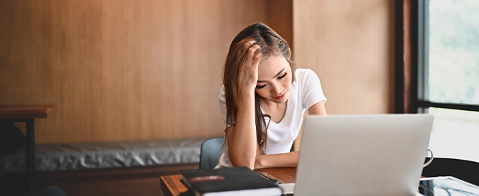 Mujer frustrada frente a su computadora