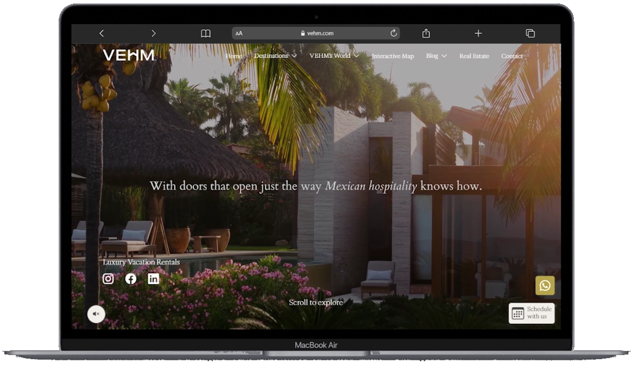 Portada del sitio de rentas vacacionales de lujo VEHM en una laptop, con video a pantalla completa y reserva directa