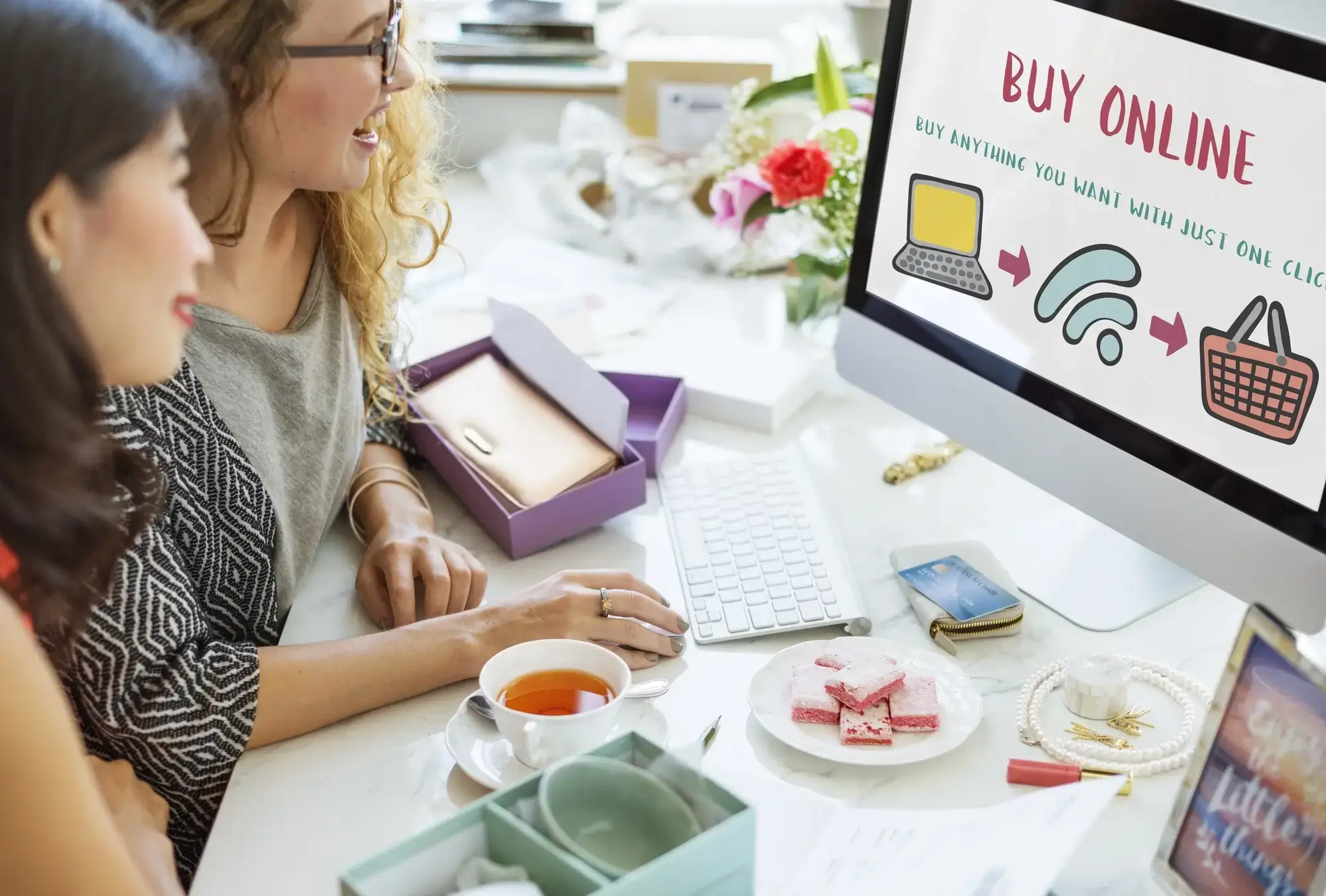 Dos mujeres viendo un sitio web de e-commerce